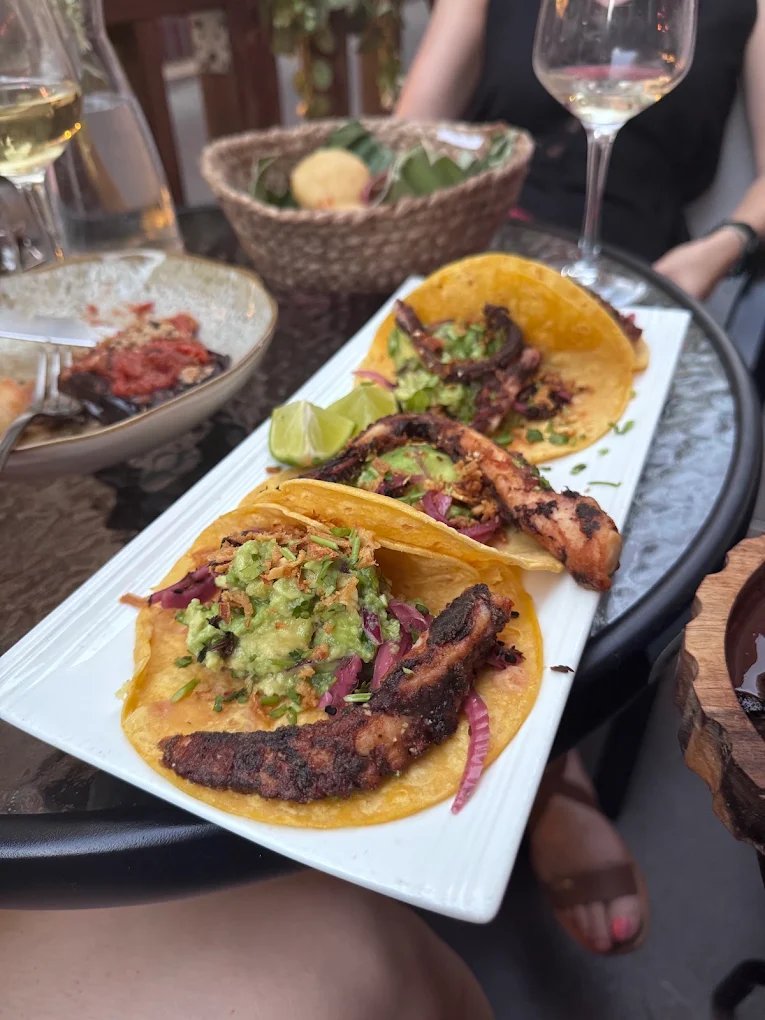 Tacos au poulpe grillé, guacamole et oignons rouges